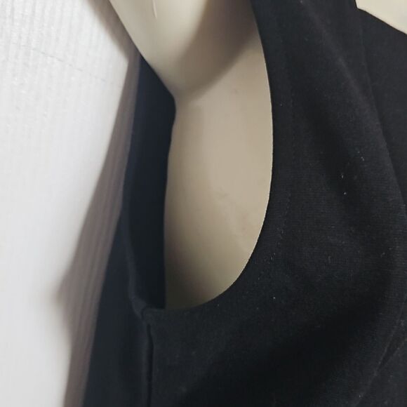 Elegant Black Sleeveless Top - Picture 11 of 16